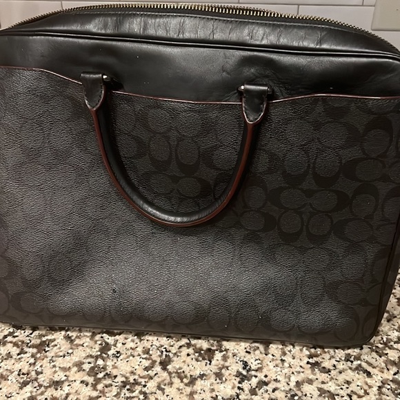 Coach Briefcase with a zipper and two outside pockets. - Picture 4 of 4